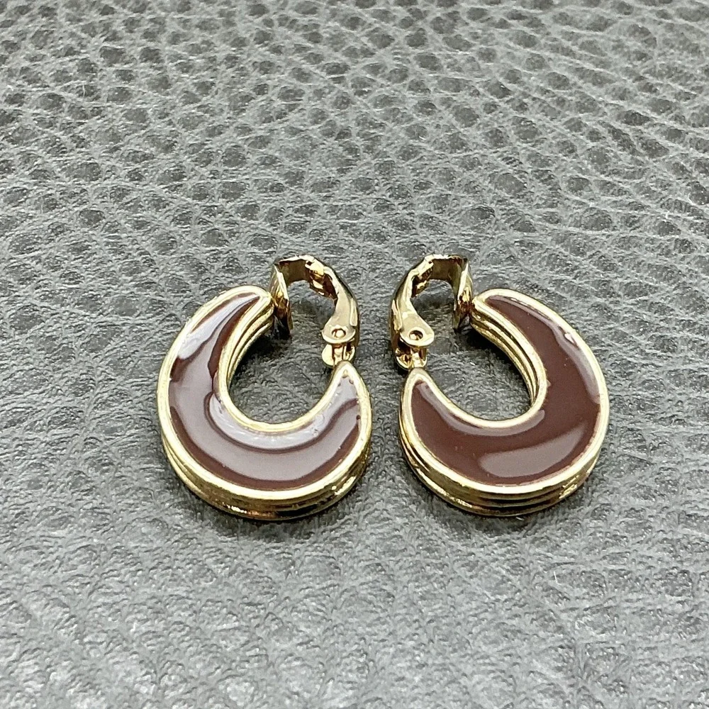 Avon Gold Tone Enamel Hoop Earrings Reversible‎ Brown Cream Clip On Small Huggie